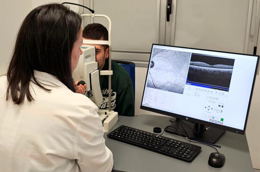 Dr. Ane Murueta-Goyena using optical coherence tomography to measure retinal thickness for neurodegenerative research.