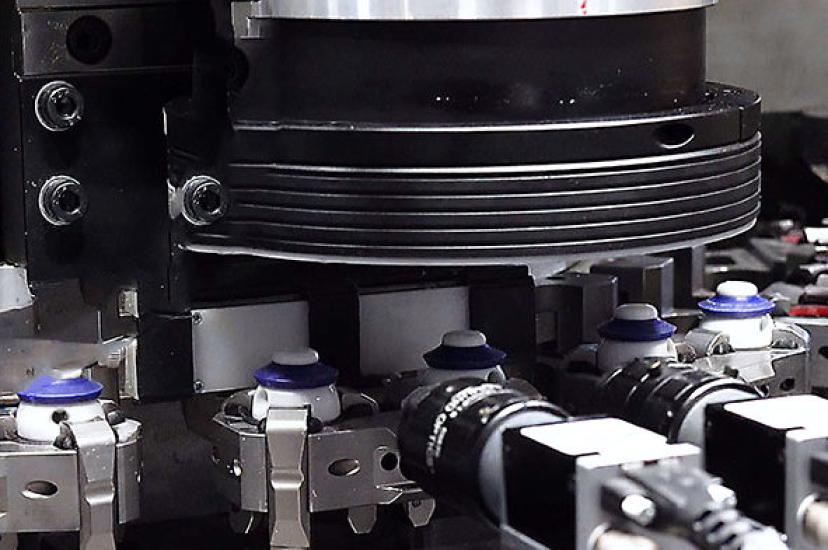 Using the MVTec HALCON software, K&S Anlagenbau’s machine vision system reliably checks up to 120 bottle caps per minute