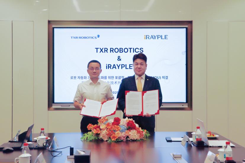 Li Ming and Um In-seob at Dahua Group HQ