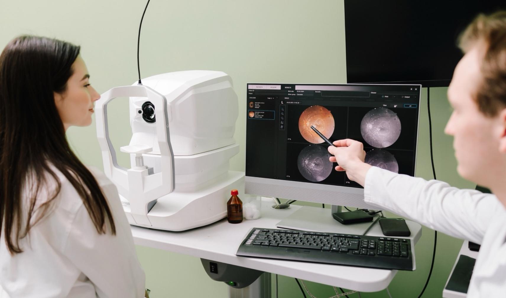 Doctor describing an OCT image