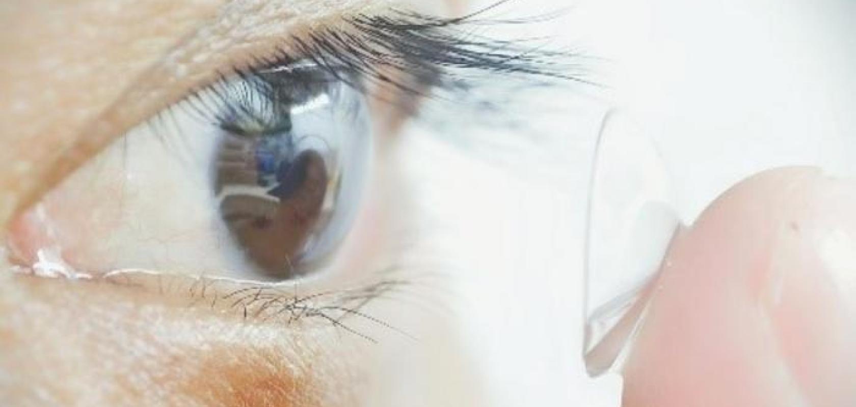 Study participant putting contacts in
