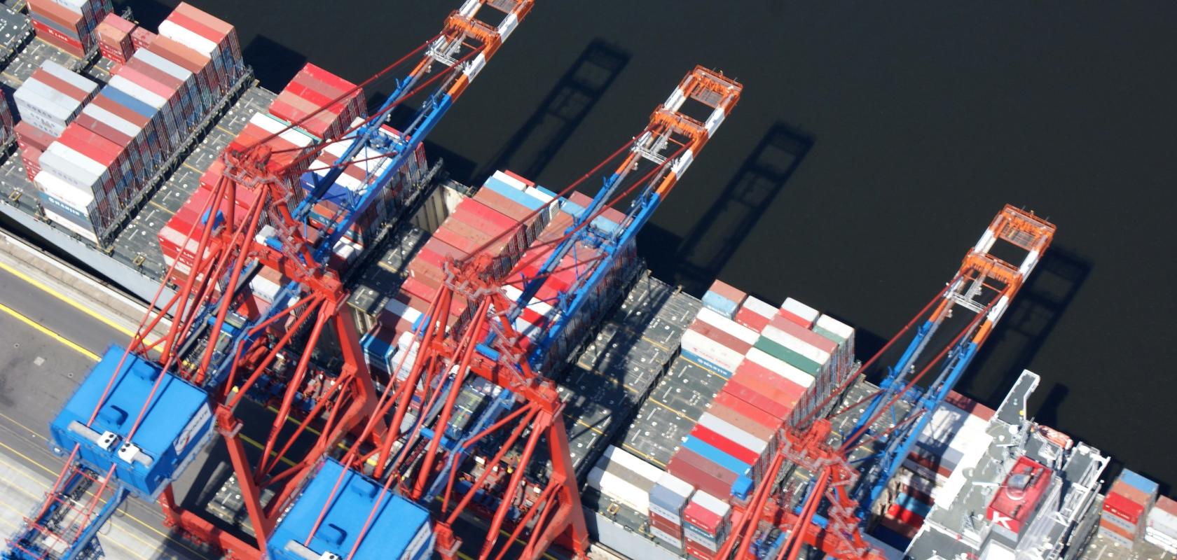 Grab unloaders at port