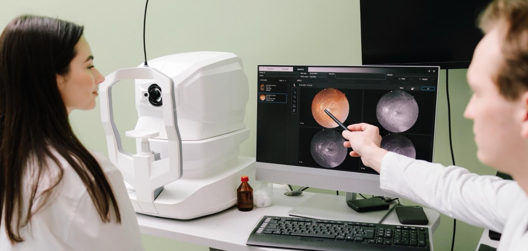 Doctor describing an OCT image