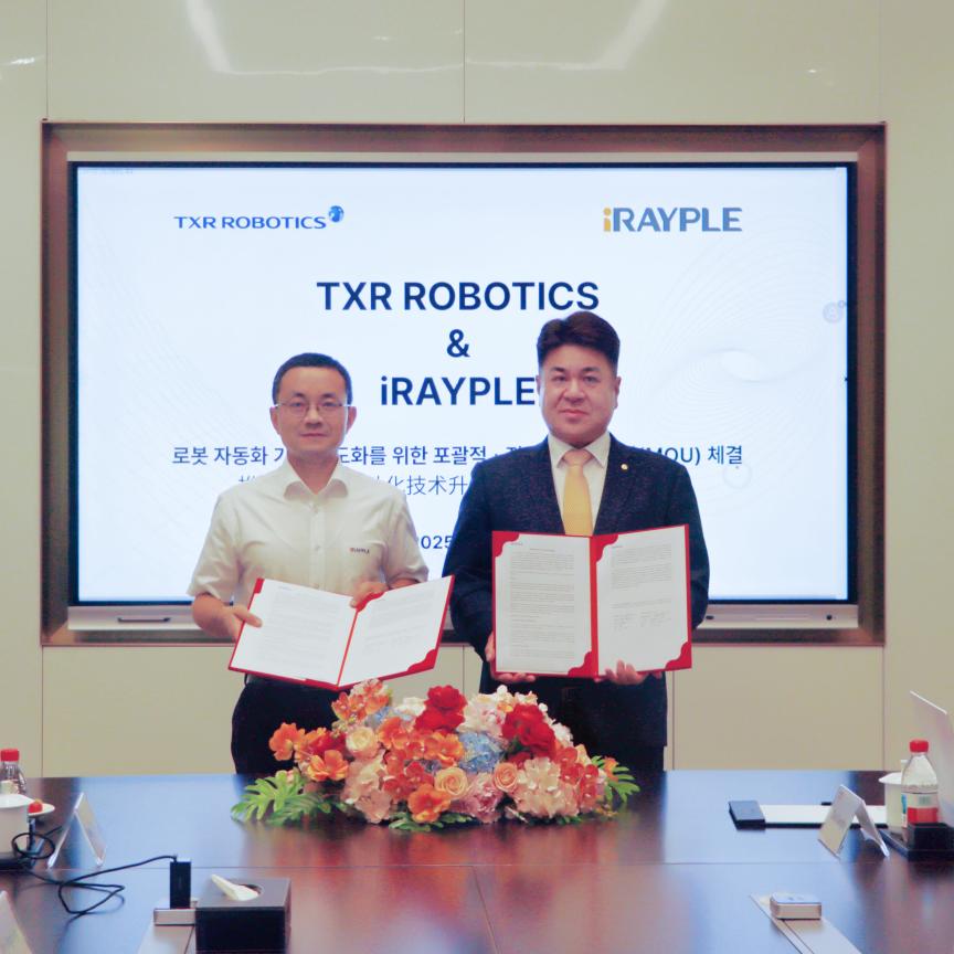Li Ming and Um In-seob at Dahua Group HQ