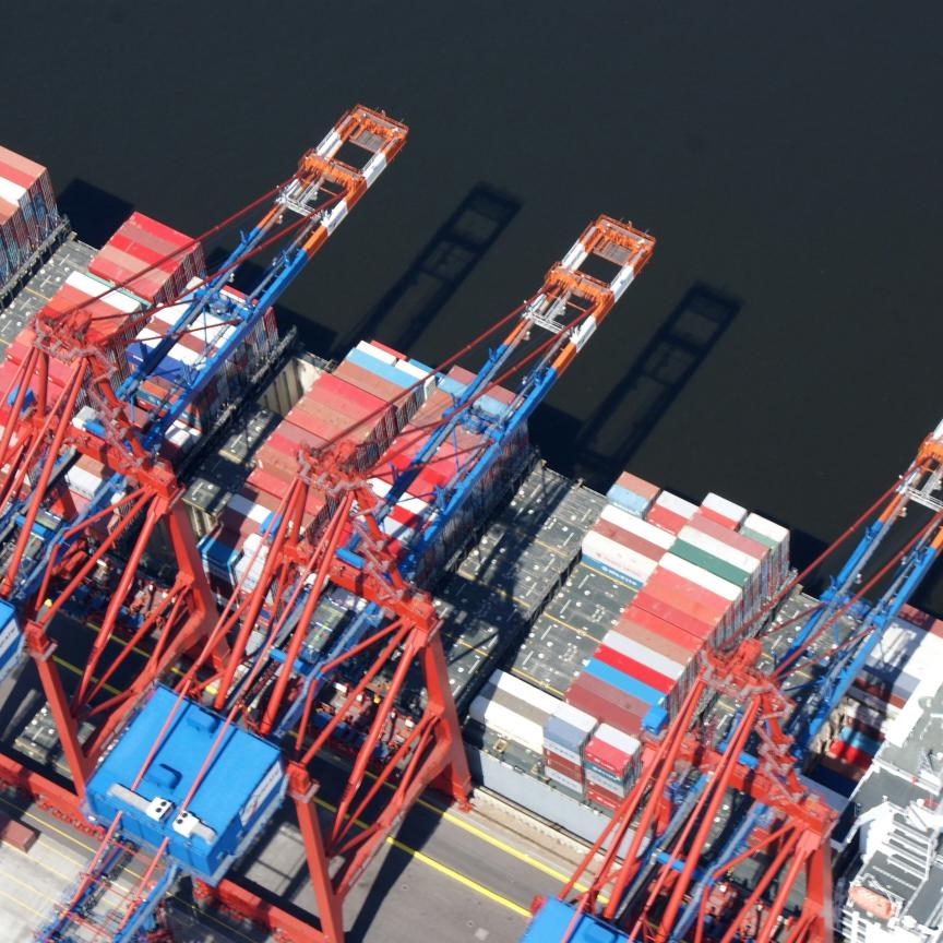 Grab unloaders at port