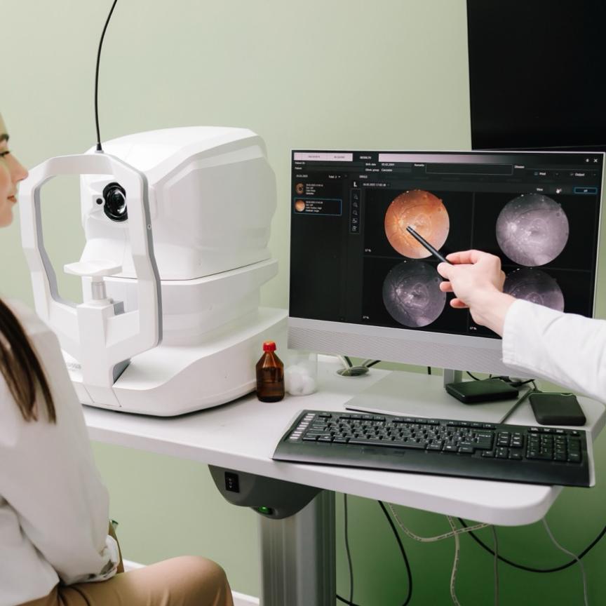 Doctor describing an OCT image